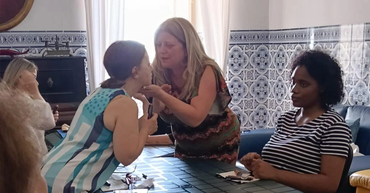 Teresa Vaz a maquilhar uma utente