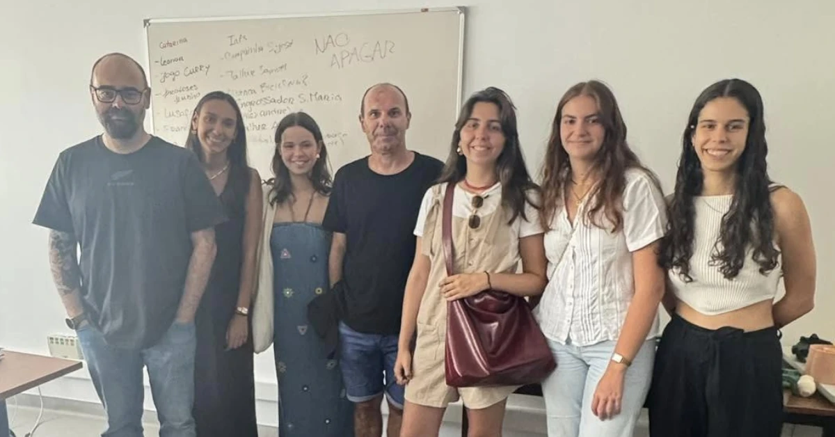 5 alunas da FCT da Universidade Nova com o João Martins e o seu professor 