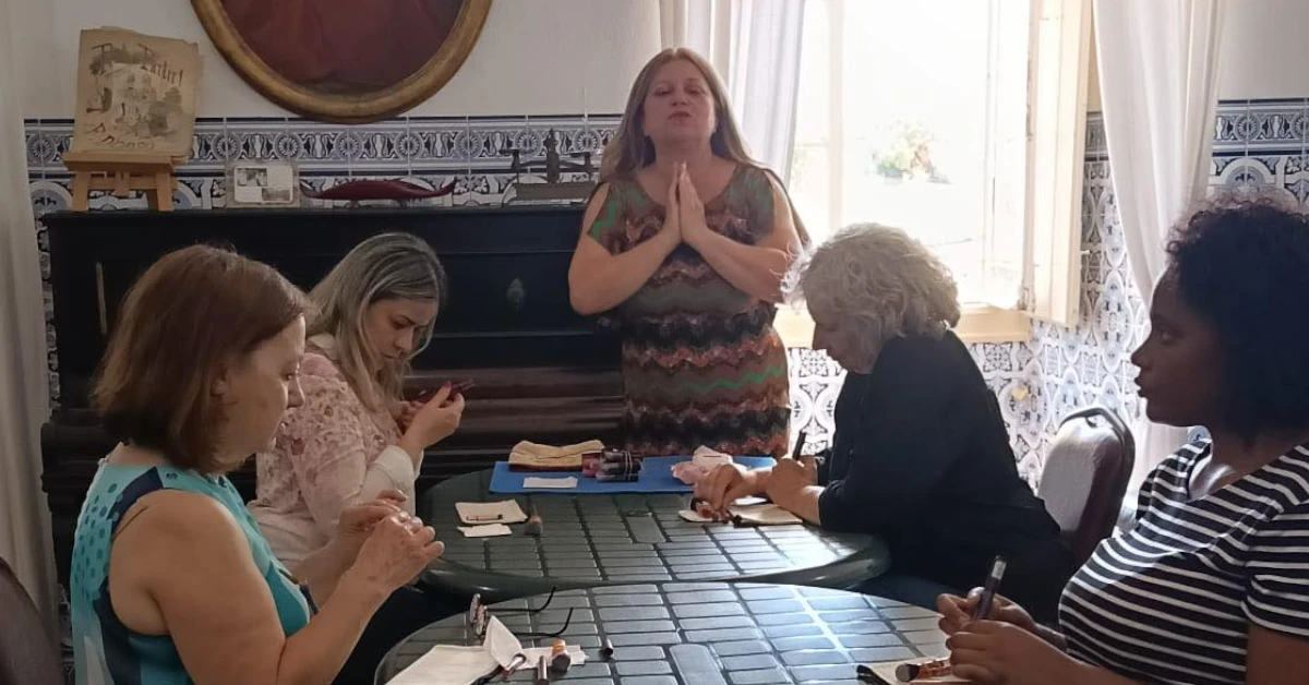 Teresa Vaz partilha os seus conhecimentos de maquilharem com um grupo de mulheres
