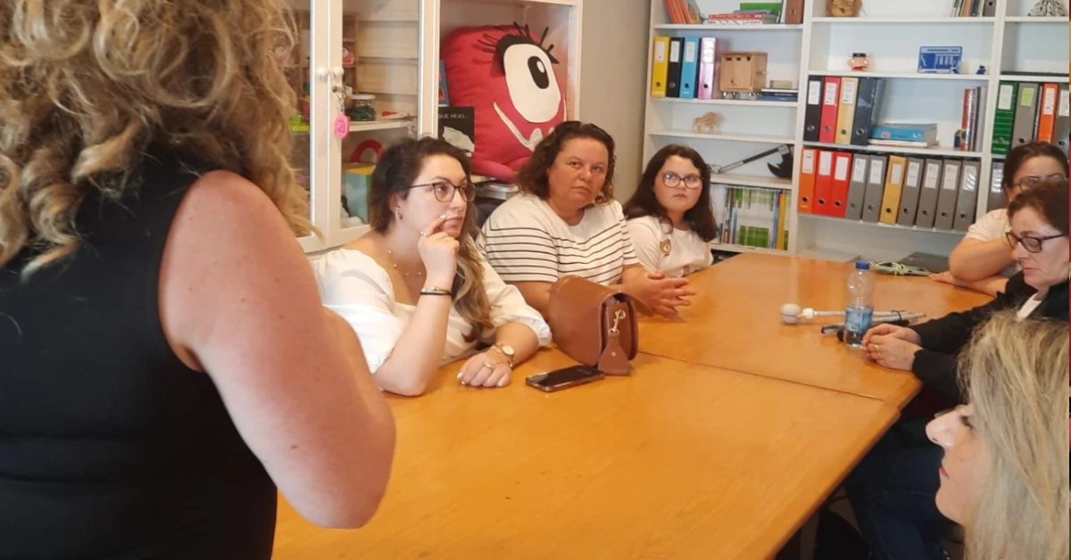 Formandas na sala da Íris Inclusiva a prestar atenção à apresentação da Teresa Vaz