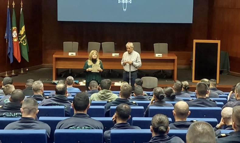 A Teresa e o Rui no auditório da GNR.