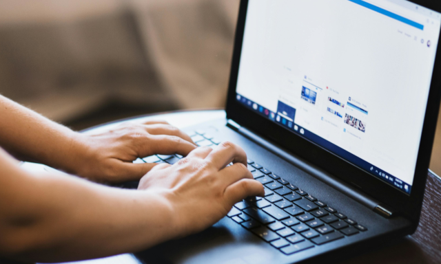 Pessoa a utilizar um computador portátil